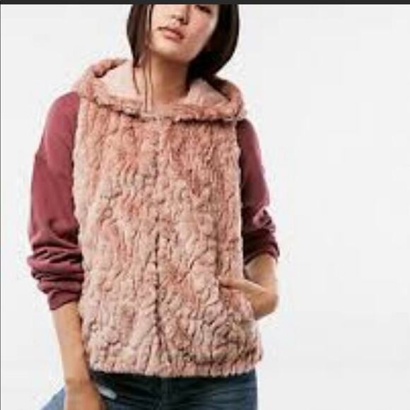 Express Women Faux Fur Vest Hooded Pockets Sleeveless Hook & Eye Pink XS/S NWT - Picture 9 of 11